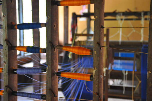 Maszyna tkacka w fabryce na Sri Lance. - Zdjęcie, obraz