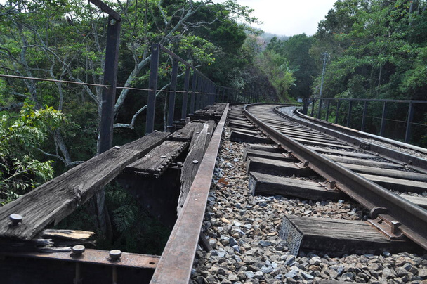 Tor kolejowy między Ella a Nuwara Eliya, Sri Lanka. - Zdjęcie, obraz
