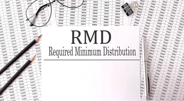 Papel con texto RMD Distribuciones mínimas requeridas en una tabla en el gráfico - Foto, imagen