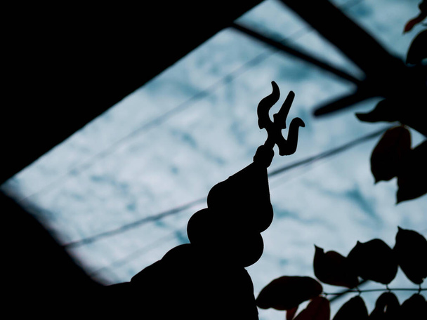 Lord Shiva Dreizack dunkle Silhouette mit Himmel auf religiösem Konzeptbild präsentiert - Foto, Bild