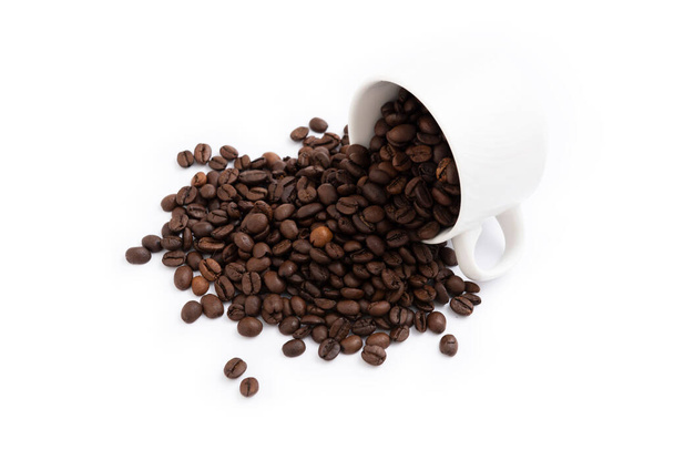 Kaffeebecher voll Kaffeebohnen isoliert auf weißem Hintergrund von oben - Foto, Bild