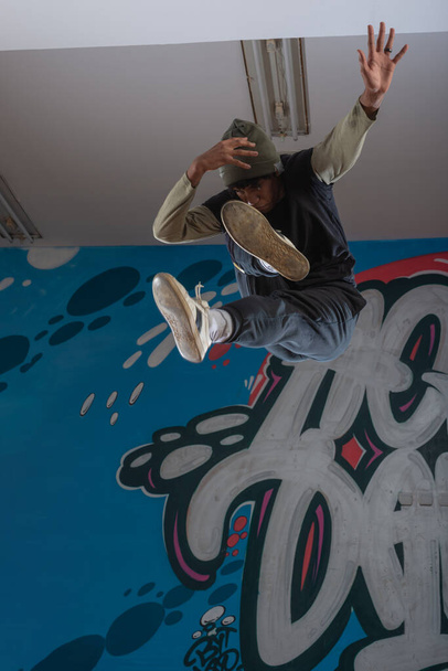 Rappeur moderne dansant dans le garage. Style de vie urbain, hip hop
. - Photo, image