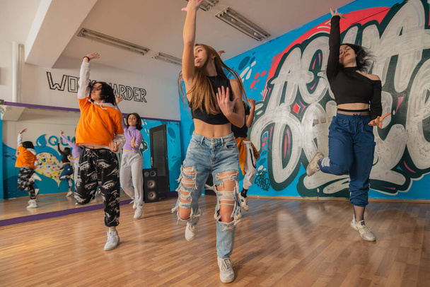 Renkli dans eden genç dansçılar hip-hop yaparken eğleniyorlar, aktif olmanın tadını çıkarıyorlar. Yaşam tarzı, gençlik kuşağı - Fotoğraf, Görsel