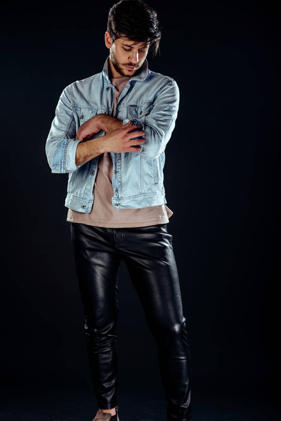 Studio mode portret van een knappe jonge blanke man in jeans jas - Foto, afbeelding