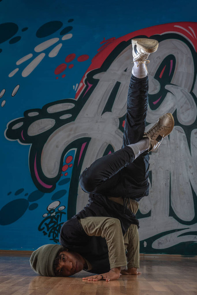 Moderno rapero bailando en garaje. Estilo de vida urbano, hip hop
. - Foto, imagen