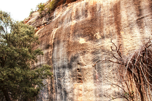 スペイン、カスティーリャ・ラ・マンチャ州のコミュニティのAlcarazのシエラのカラフルな縞模様の山の壁 - 写真・画像