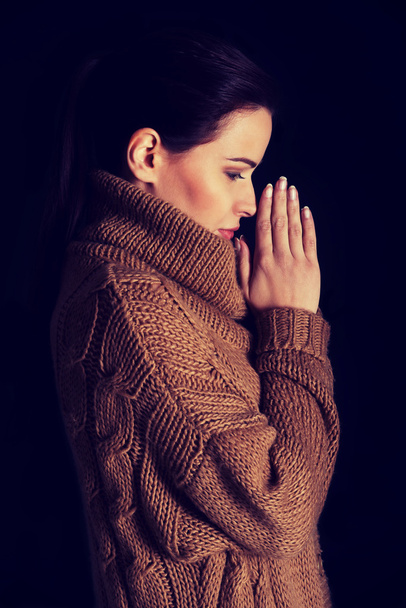 Woman praying. - Zdjęcie, obraz