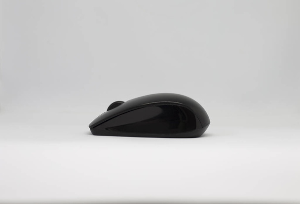 A closeup shot of a black mouse on a white background - Foto, Imagem