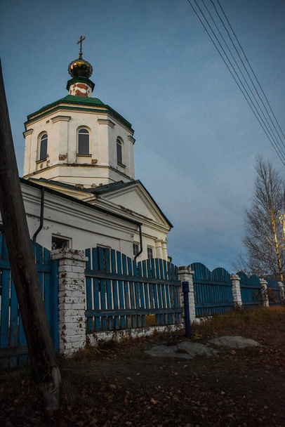 Église orthodoxe russe blanche au coucher du soleil - Photo, image