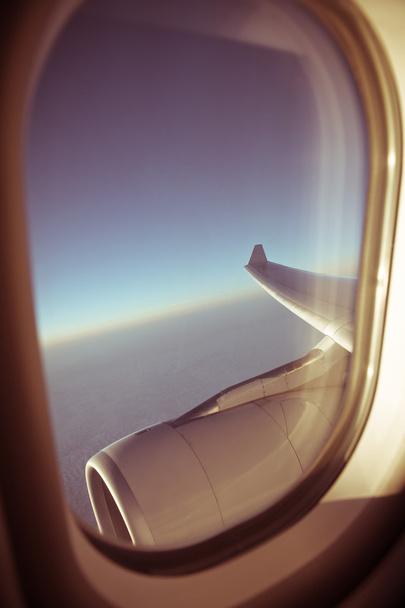 Вид через окно самолета
 - Фото, изображение