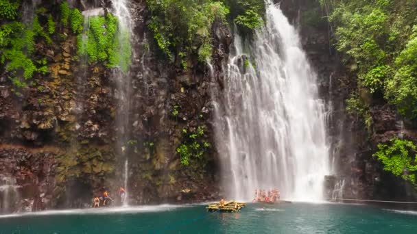 Piękny tropikalny wodospad. Filipiny, Mindanao. - Materiał filmowy, wideo