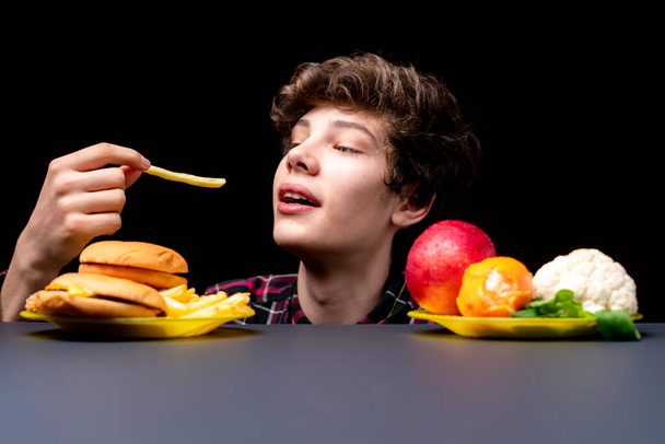 fiatal férfi eszik sült burgonya ingyenes szódával bb - Fotó, kép