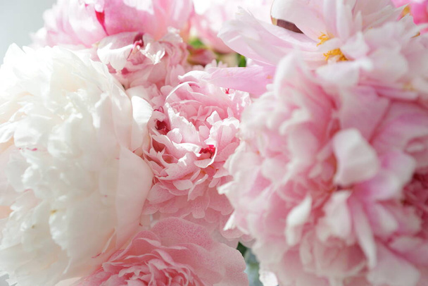 寝室のドレッサーにピンクの牡丹の花束 - 写真・画像