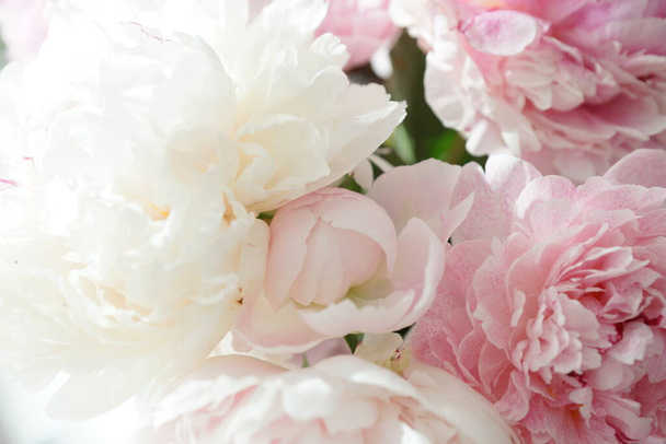 Bouquet di peonie rosa sul comò in camera da letto - Foto, immagini