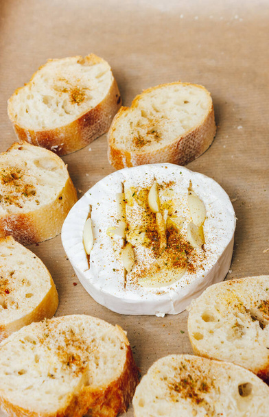 DIY gebackenen Käse Camembert Anleitung Schritt für Schritt. Schritt 4 Olivenöl hinzufügen. Käse mit weißem Schimmelpilz - Foto, Bild