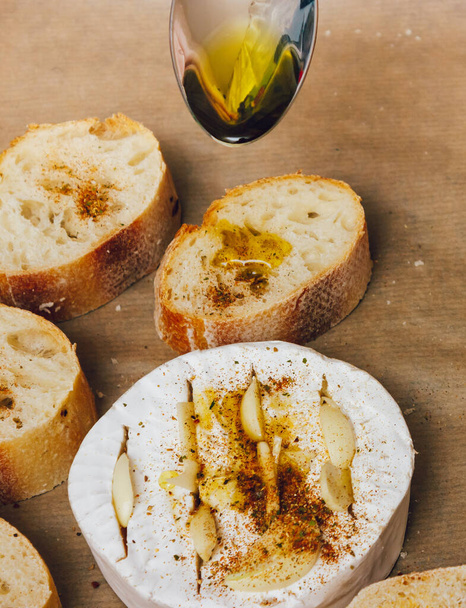 DIY gebackenen Käse Camembert Anleitung Schritt für Schritt. Schritt 4 Olivenöl hinzufügen. Käse mit weißem Schimmelpilz. - Foto, Bild