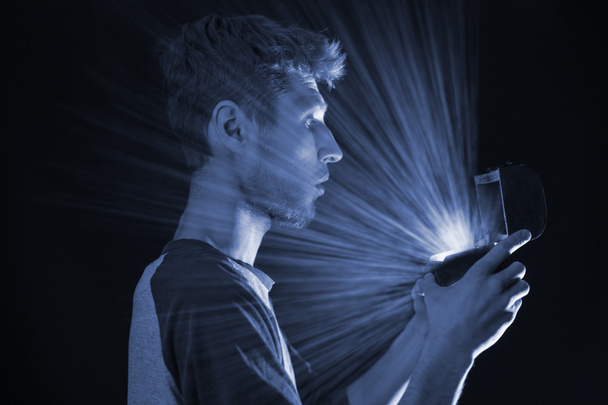 fiatal férfi nyitott fényes fa doboz sötét háttér b - Fotó, kép