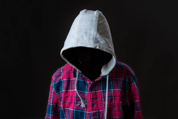 visage incognito homme porter capuche sur fond sombre isolé b - Photo, image