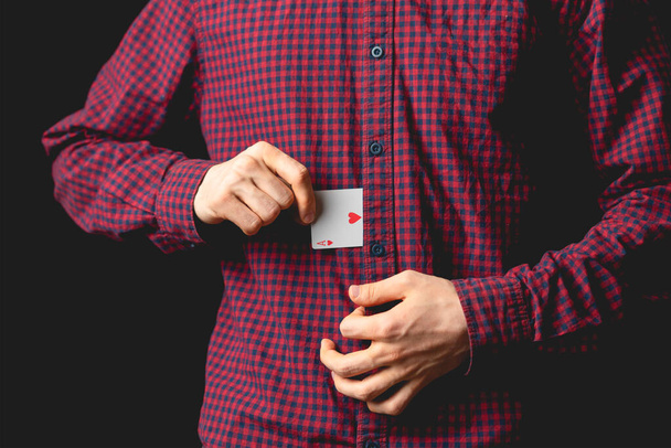 homem segurar ace na manga e fazer truques com cartões b - Foto, Imagem