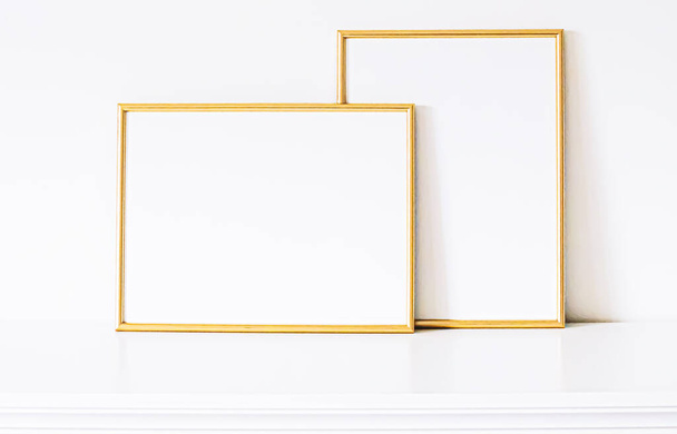 Золотая рамка на белой мебели, роскошный домашний декор и дизайн для макета, печать плакатов и печатное искусство, витрина интернет-магазина - Фото, изображение
