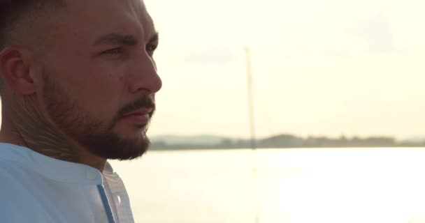 Um homem olha para o oceano - Filmagem, Vídeo