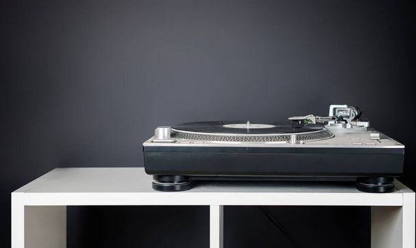 vintage minimalistyczna koncepcja z gramofonem na półce b - Zdjęcie, obraz