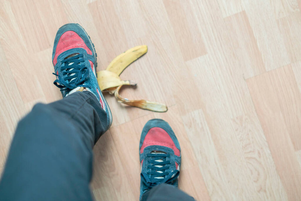 lábszárcsúszás banánhéjon és baleset b - Fotó, kép