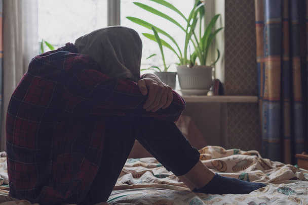 smutný osamělý teenager mít problémy a pláč v ložnici b - Fotografie, Obrázek