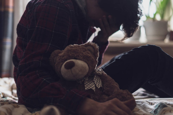 trieste eenzame tiener hebben problemen en huilen in slaapkamer b - Foto, afbeelding