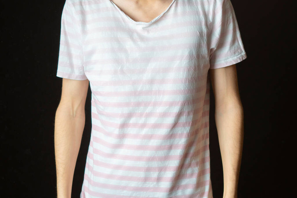 junger Mann zeigt Gis-Shirt Kopierraum. casual mock up design b - Foto, Bild