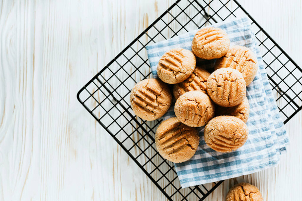Erdnussbutter-Kekse auf einem schwarzen Drahtgestell. hausgemachtes Backen. Foto in hoher Qualität - Foto, Bild