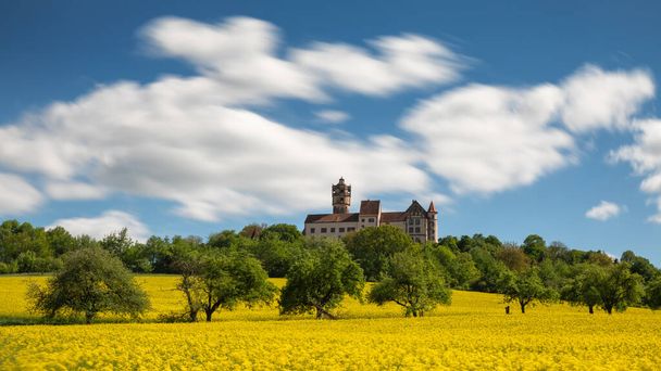 Schöne Hügellandschaft auf Burg Ronneburg, Wetterau, Hessen, Deutschland - Foto, Bild