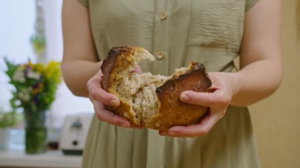 kaupallisia shotteja, tyttö leipoi leipää, hän leikkaa sen veitsellä, murtaa sen käsillään, haistaa sen, se tuoksuu ihanalta. yhdessä lapsuuden ja vanhempien kotiin. Proret422. - Materiaali, video