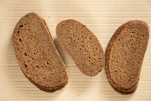 musta leipä on ruskealla paperilla, musta leipä - Valokuva, kuva