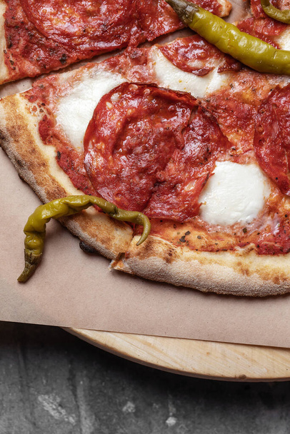 Pepperoni e Mozzarella Pizza vista dall'alto su fondo grigio argilla - Foto, immagini