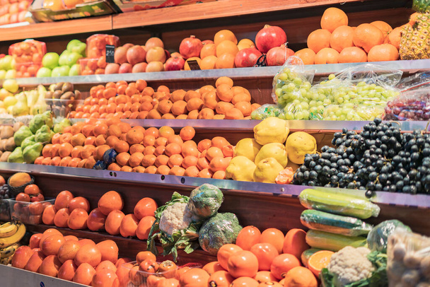 frutas orgânicas frescas na baia no mercado público b - Foto, Imagem