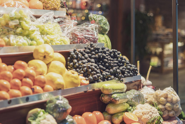 frisches Bio-Obst am Stand auf öffentlichem Markt - Foto, Bild