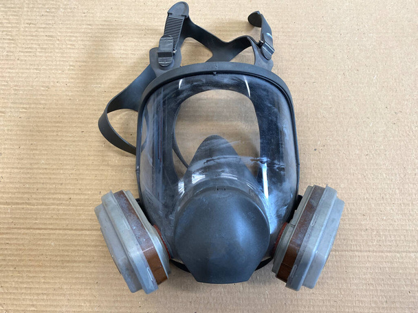 Plastový respirátor s dvěma filtry po stranách na stole - Fotografie, Obrázek