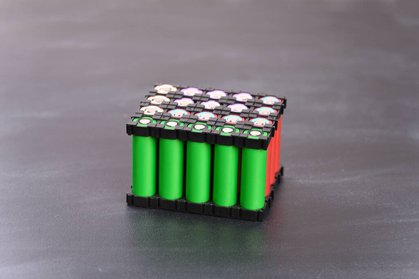 Πακέτο μπαταρίας λιθίου σε σκούρο φόντο. - Φωτογραφία, εικόνα