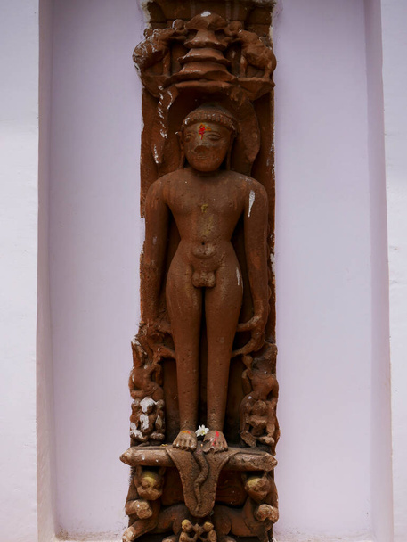 Historia piedra arte ídolo del dios hindú Señor Budhha en Shiva templo Katni, Madhya Pradesh, India. - Foto, Imagen
