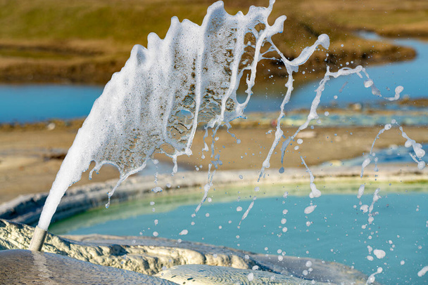 fontein stroomt uit de grond op een zwavelbron - Foto, afbeelding