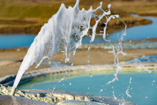 fontein stroomt uit de grond op een zwavelbron - Foto, afbeelding
