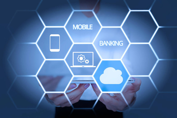 Mobil Banking-et mutató szövegtábla. Word Írta, hogy hozzon létre pénzügyi tranzakciók használatával okostelefon  - Fotó, kép