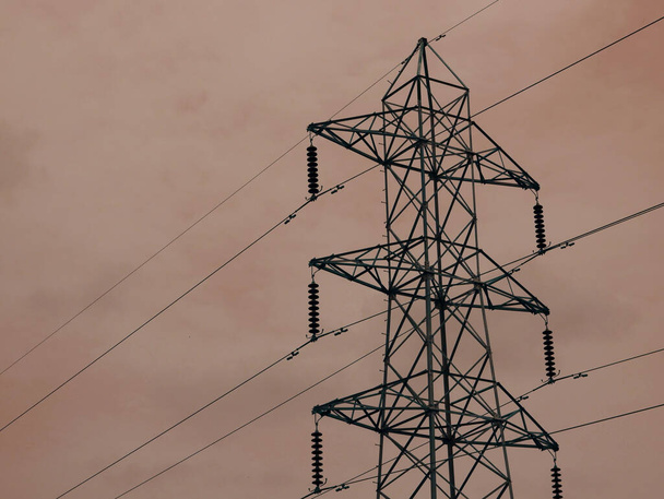 Elektryczna wieża zasilająca izolować na tle nieba, Koncepcja prezentacji przemysłowej. - Zdjęcie, obraz