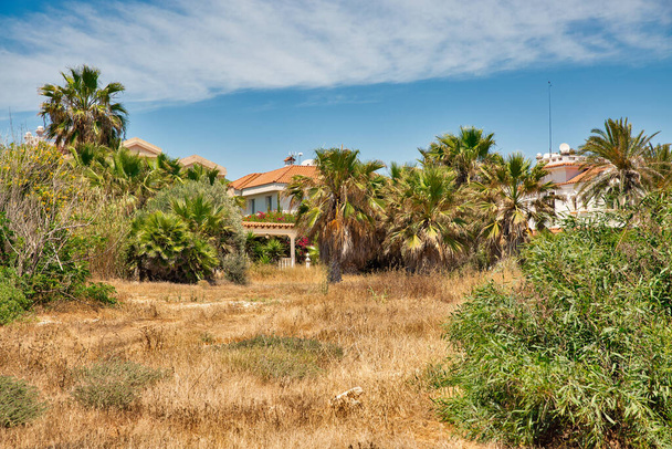Krajina s typickou kyperskou rezidenční architekturou v Ayia Napa, Kypr. - Fotografie, Obrázek