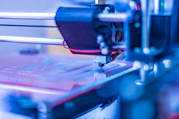 close-up foto van futuristische 3D-printer. micro en nano elektronica b - Foto, afbeelding