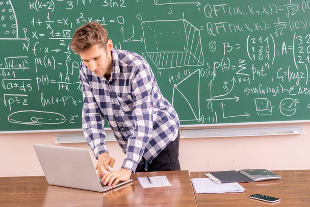 young professor proving theorem on a blackboard b - 写真・画像