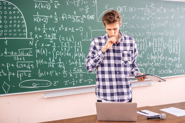 Молодой профессор доказал теорему на доске б - Фото, изображение