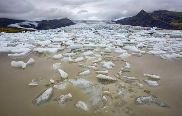Gletsjerijs in een lagune voor de gletsjer van Fjallsarlon in IJsland. - Foto, afbeelding