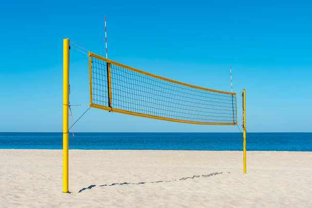 Пляжний волейбольний майданчик з океанським фоном. Концепція літнього спорту
 - Фото, зображення